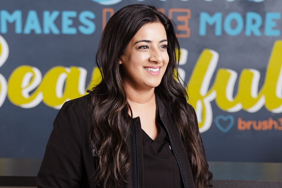 Top dentist is smiling at brush365