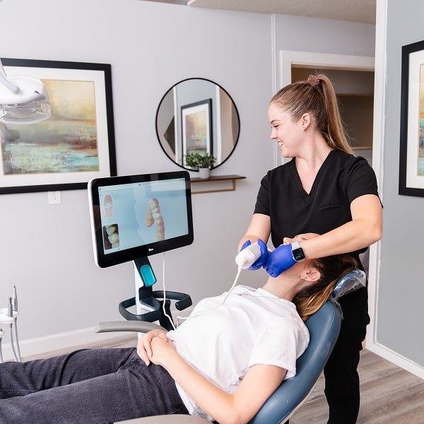 brush365 dental specialist is scanning the teeth with a dental tech and smiling