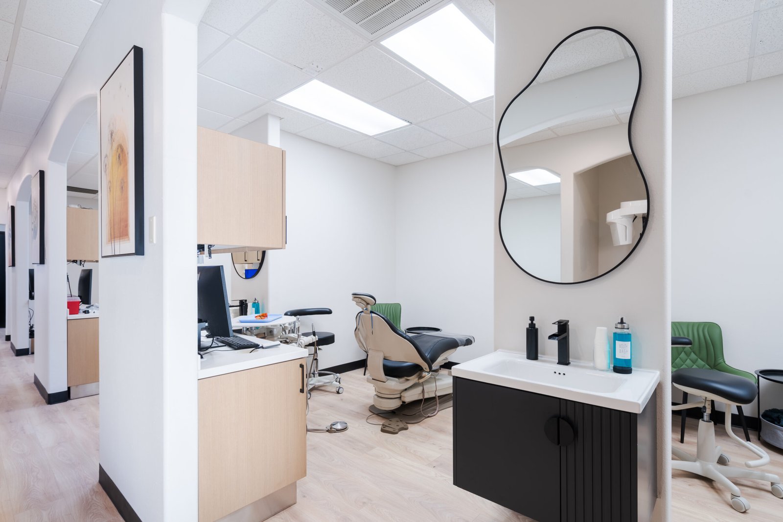 brush365 front desk with smiling people